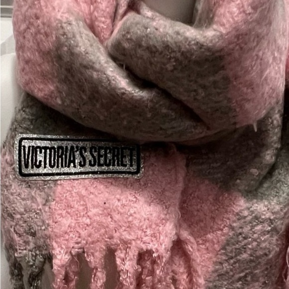 Victoria’s Secret pink scarf 💯 acrylic and very soft in good condition - Picture 3 of 7